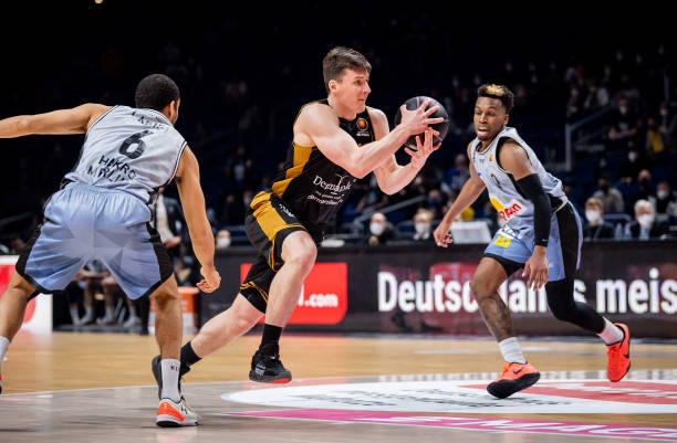 教练席上的 教练席上的